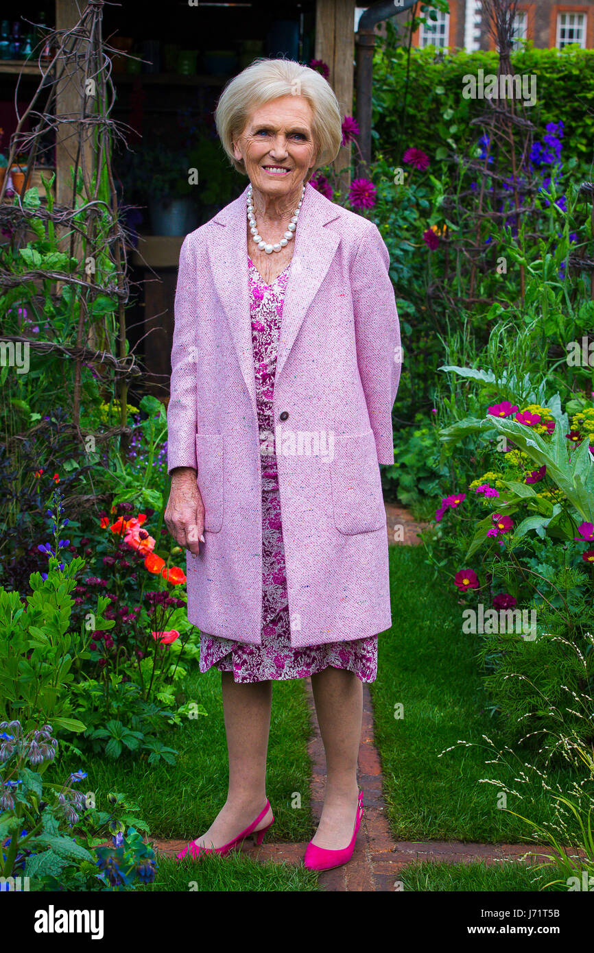 Chelsea London UK 22nd May 2017 RHS Chelsea Flower Show. Great British Bake Off Star Mary Berry in a Garden at Chelsea Flower Show. Stock Photo