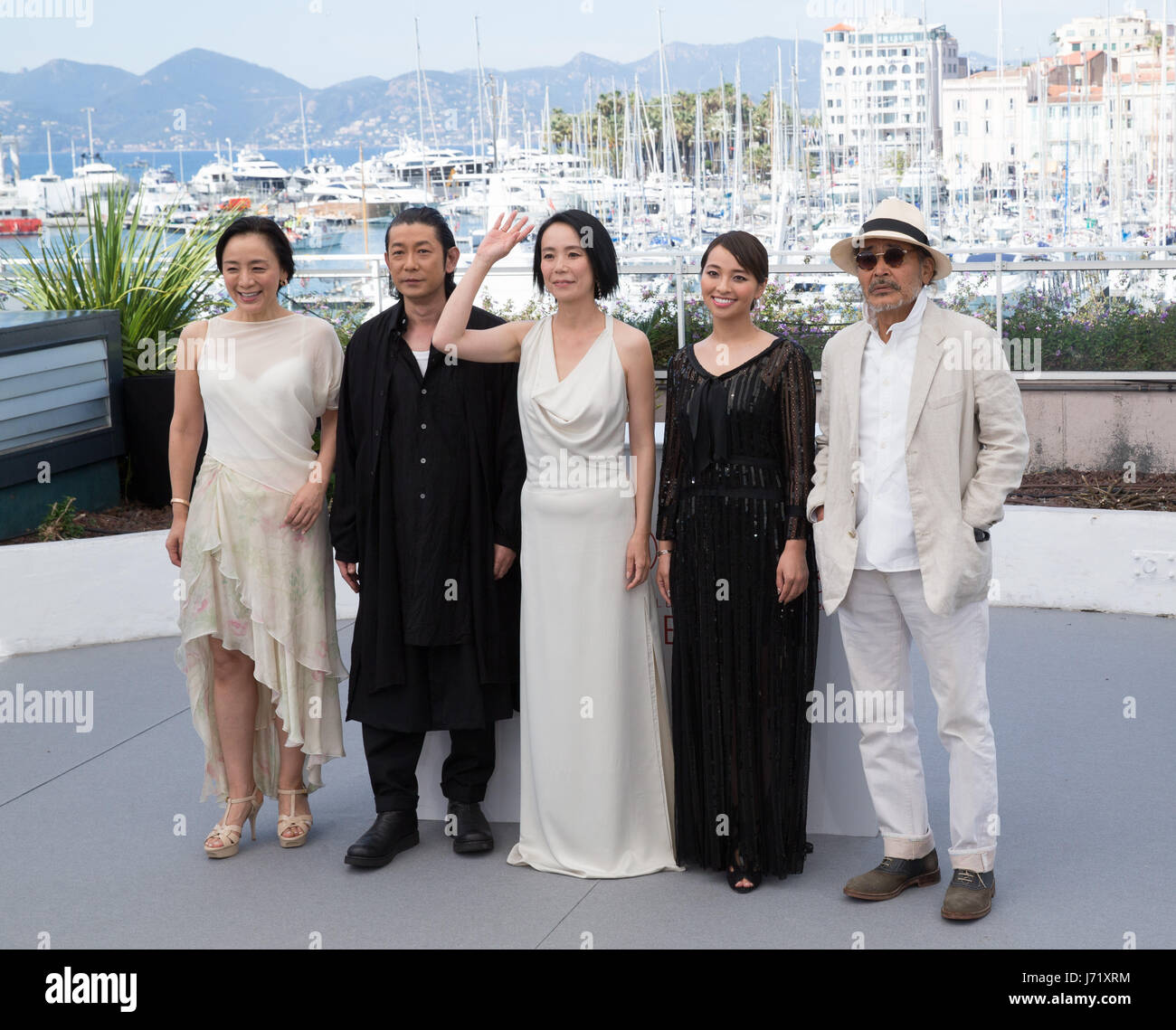 Cannes, France. 23rd May, 2017. Director Naomi Kawase, actor Masatoshi Nagase, actresses Misuzu Kanno and Ayame Misaki and actor Tatsuya Fuji (L-R) pose for a photocall of the film 'Hikari (Radiance) ' during the 70th Cannes Film Festival at Palais des Festivals in Cannes, France, on May 23, 2017. Credit: Xu Jinquan/Xinhua/Alamy Live News Stock Photo