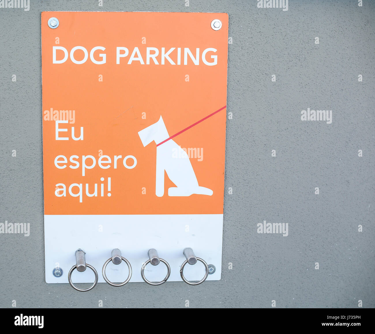 Cute Dog Parking sign - I am waiting here - outside a supermarket Stock Photo