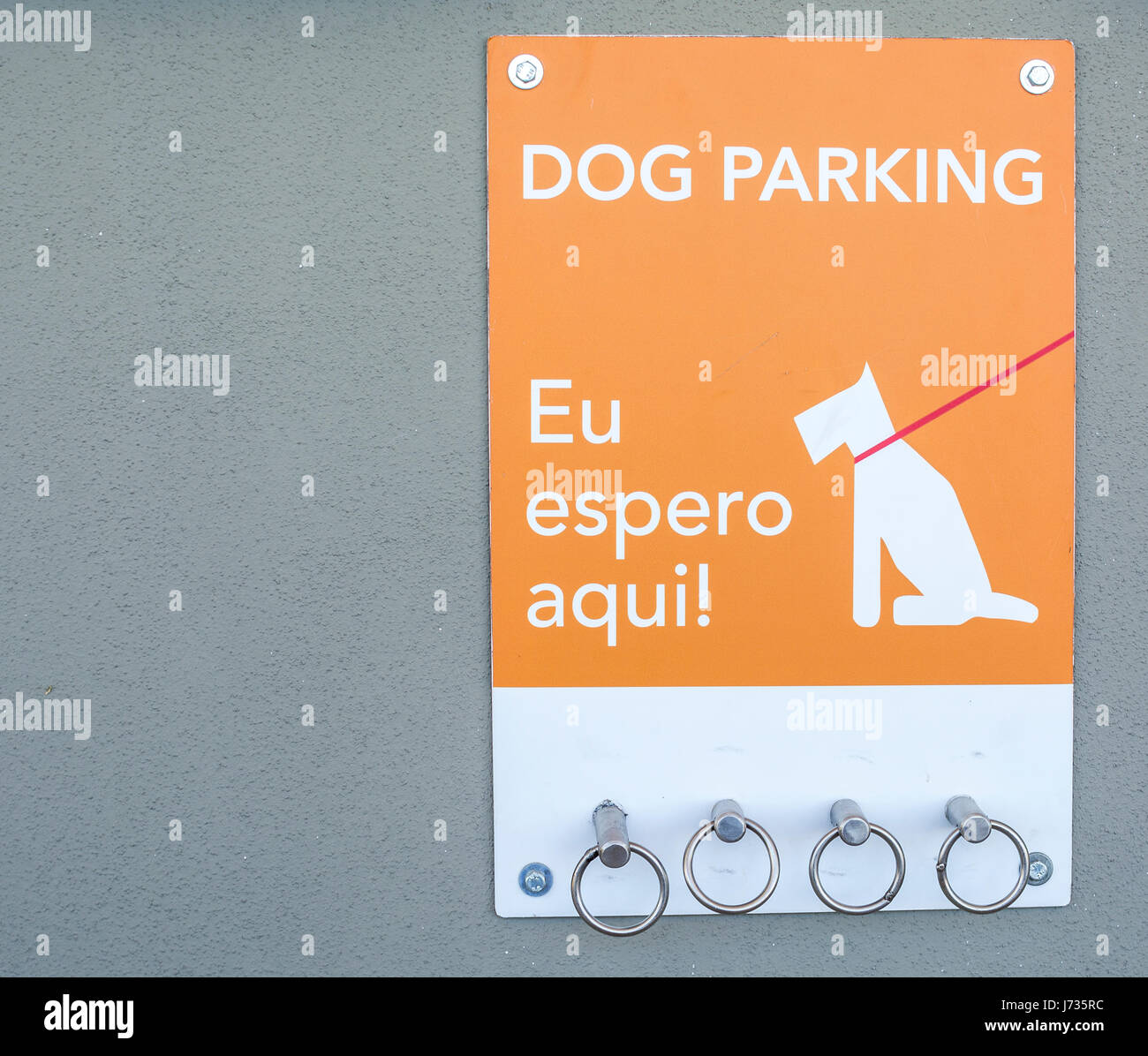 Cute Dog Parking sign - I am waiting here - outside a supermarket Stock Photo
