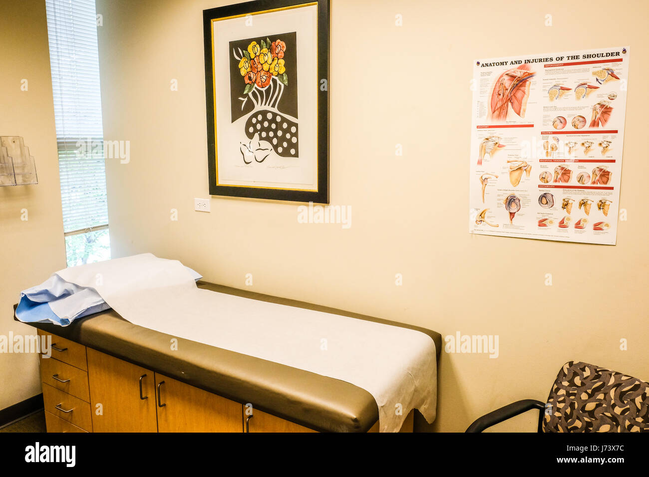 An examination table at a doctor's office Stock Photo - Alamy