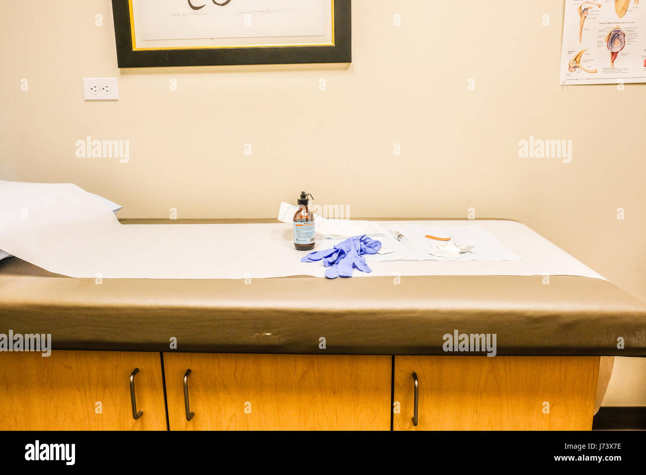 An examination table at a doctor's office Stock Photo - Alamy