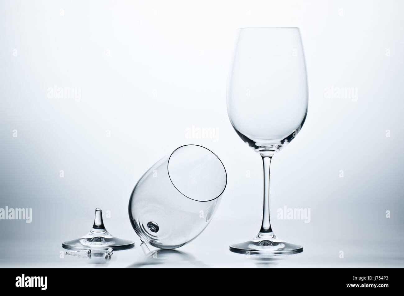 glass chalice wine glas defect claret glass misfortune glassy breaking