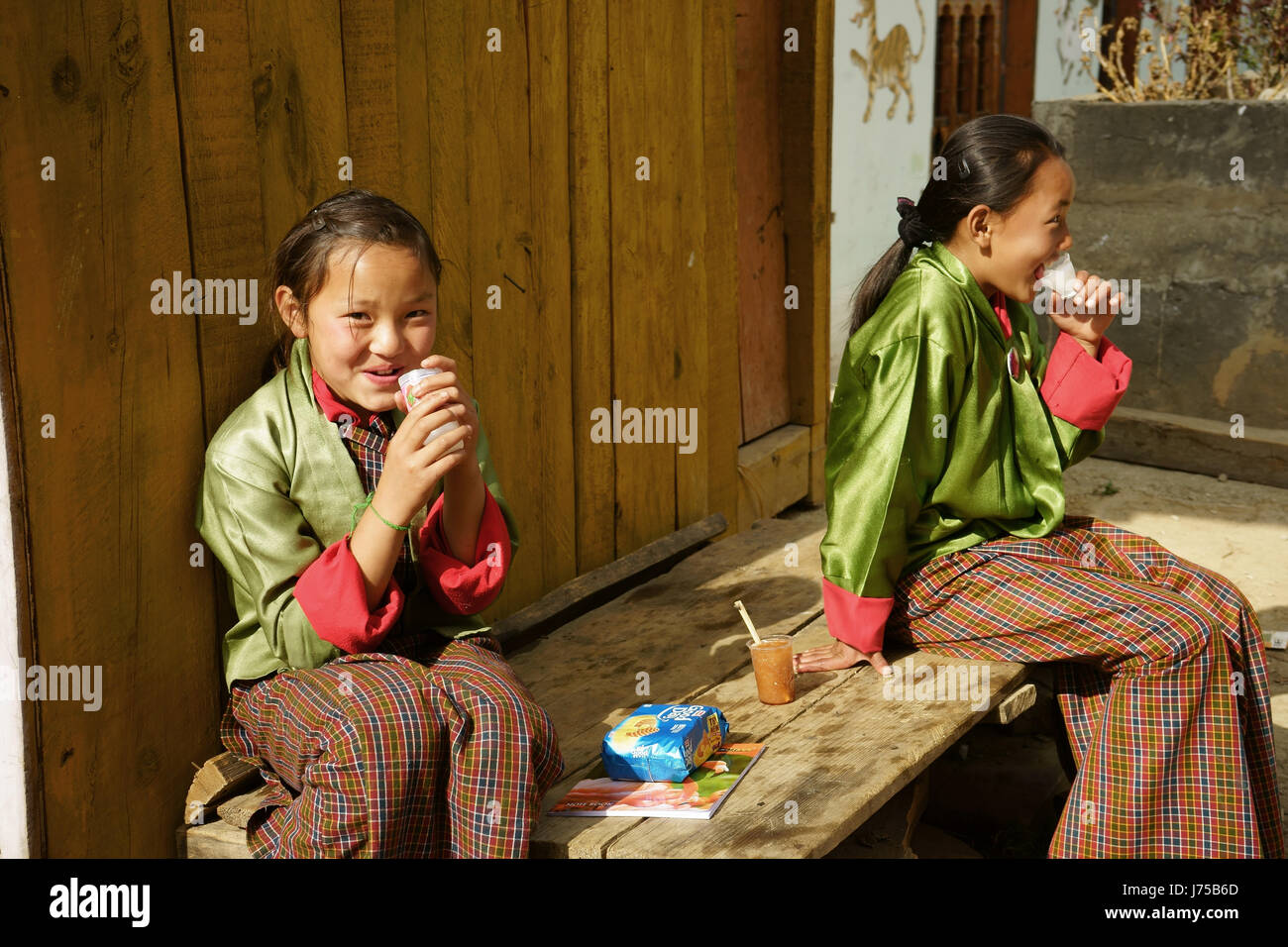 School girls eating lunch, Khasadraphu, south of Thimphu, Bhutan Stock Photo