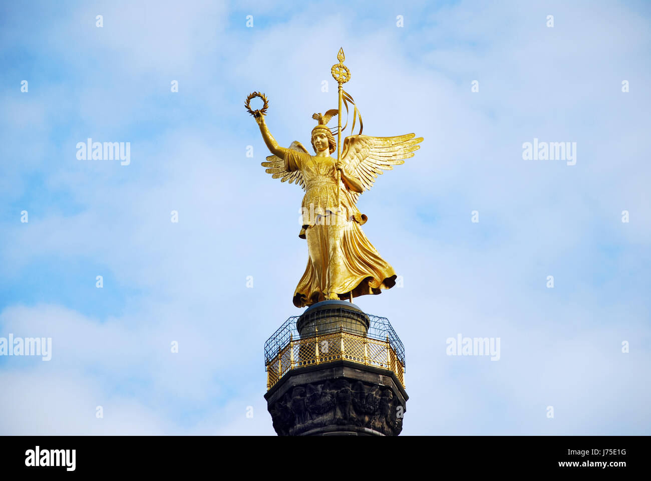 Gold sculpture hi-res stock photography and images - Alamy