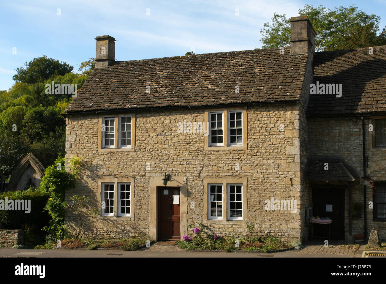 Charming Cottage Homes: Modern, Coastal, and Whimsical Styles\, image size:1300x956