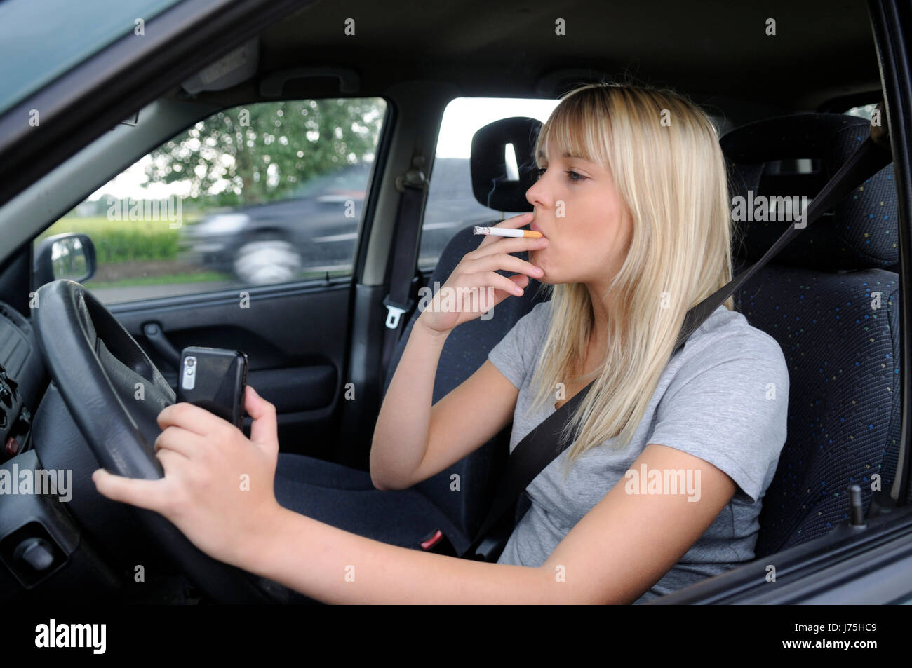 Можно курить в машине. Блондинка за рулем. Девушка в машине. Женщина за рулём с сигаретой. Курение за рулем.