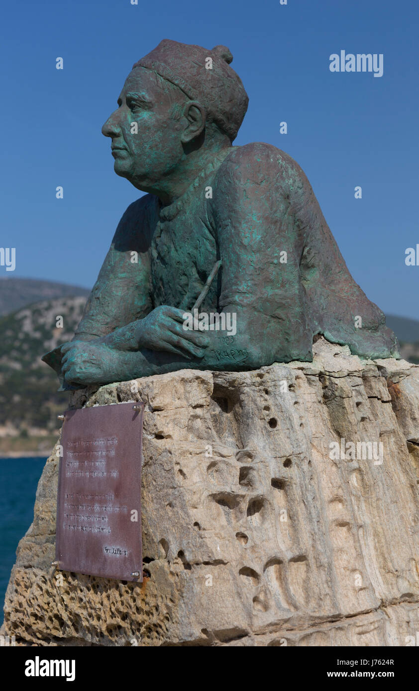 fluctuar Inconveniencia romano Statue of Greek poet and writer Nikos Kavadias (1910-1975), Argostoli,  Kefalonia, Greece Stock Photo - Alamy