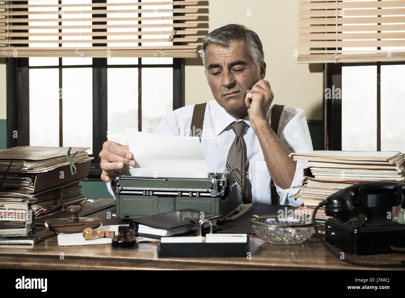 Человек звкомпьютером. Мужчина с ноутбуком в офисе. Офисный работник. Человек за компьютером. Sedentary lifestyle.