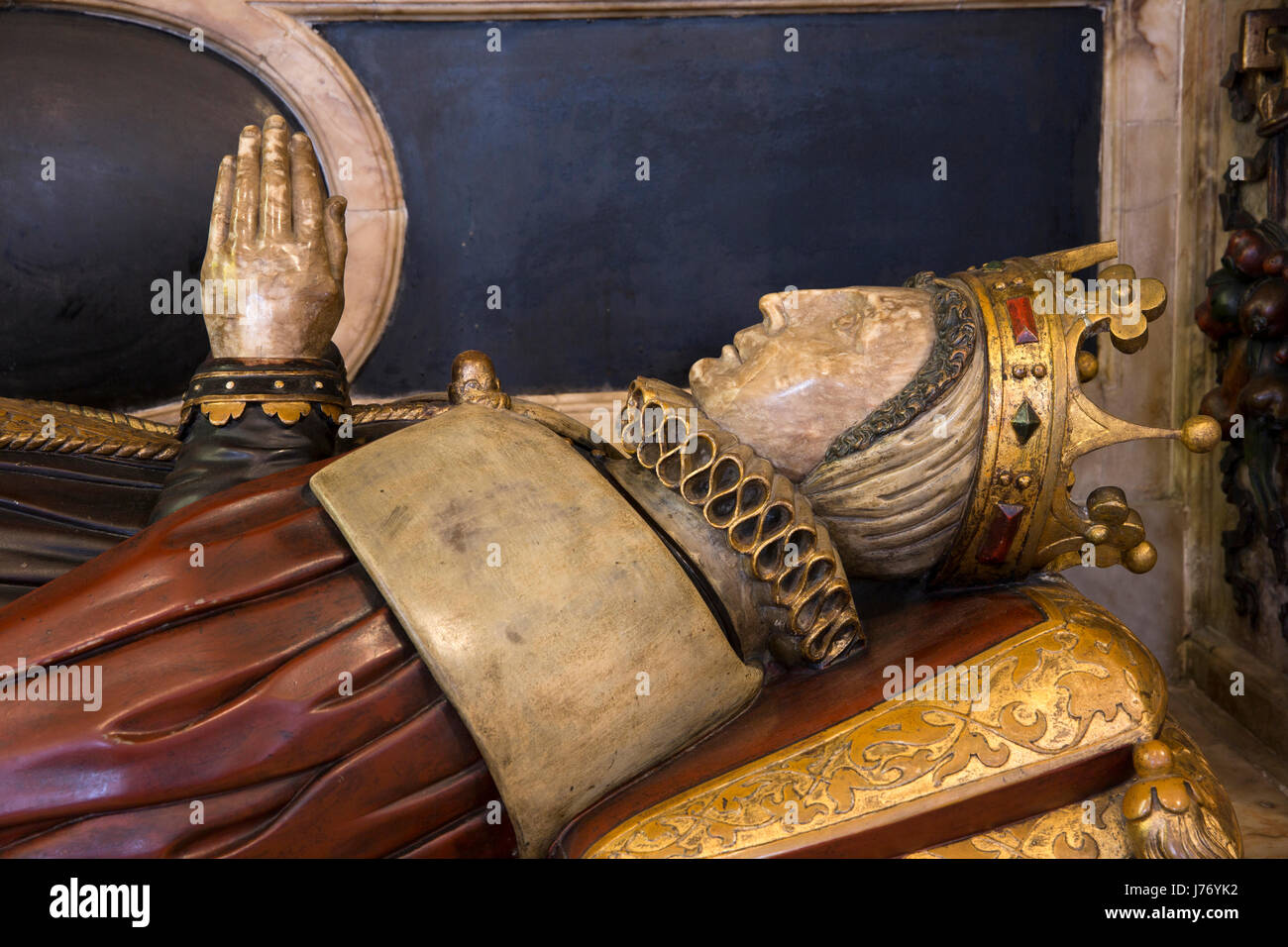 UK, England, Derbyshire, Derby, Iron Gate, Cathedral, Bess of Hardwick’s1608 memorial, crowned head and hands of effigy in prayer Stock Photo