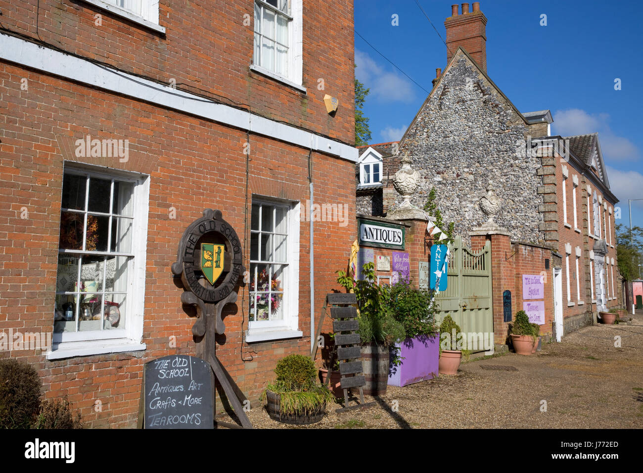 Picture shows: Antiques and collectables shopping at Market Place ...