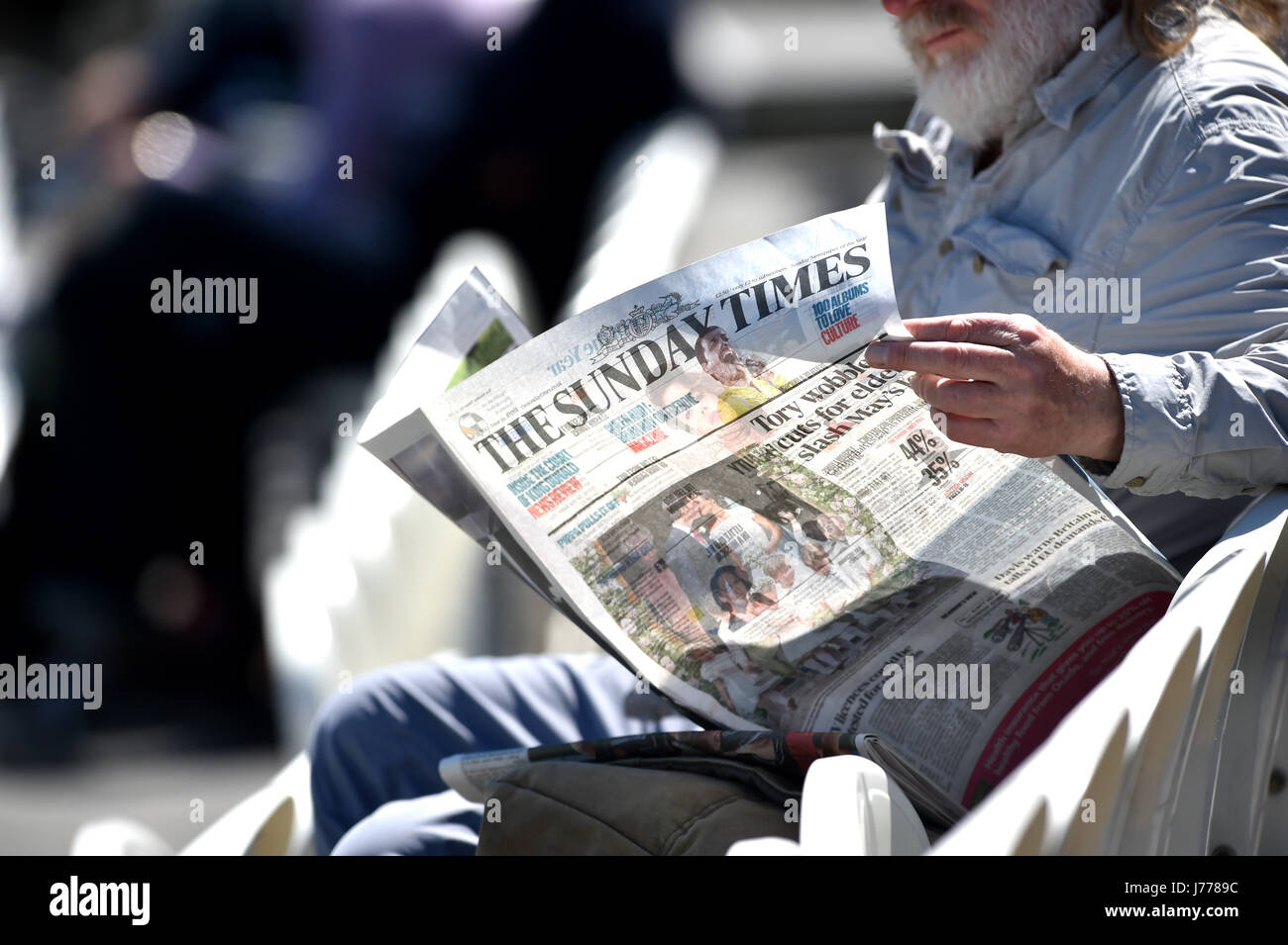 Man reading the Sunday Times newspaper Stock Photo