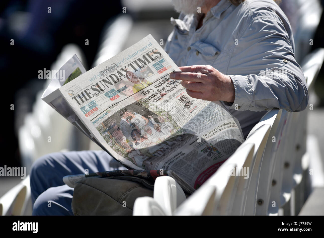 Man reading the Sunday Times newspaper Stock Photo