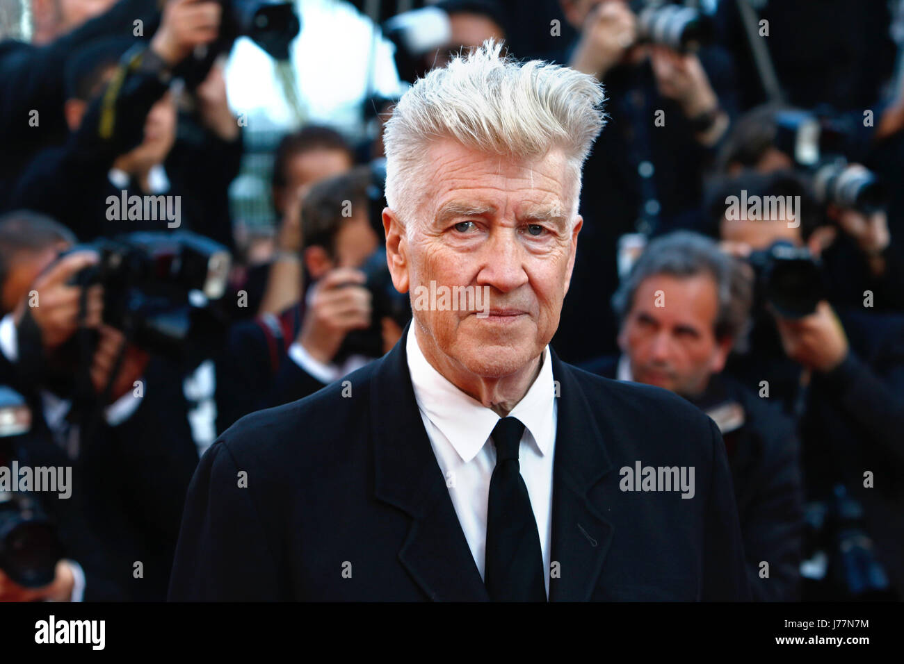 Cannes, France. 23rd May, 2017. David Lynch attends the red carpet of the 70th Anniversary Celebration of the Cannes Film Festival at Palais des Festivals in Cannes, France, on 23 May 2017. Photo: Hubert Boesl       - NO WIRE SERVICE - Photo: Hubert Boesl/dpa Credit: dpa picture alliance/Alamy Live News Stock Photo