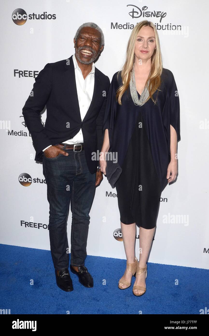 Vondie Curtis-Hall, Hope Davis at arrivals for 2017 ABC/Disney Media Distribution International Upfront, Walt Disney Studios, Burbank, CA May 21, 2017. Photo By: Priscilla Grant/Everett Collection Stock Photo