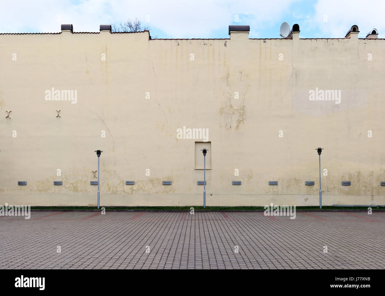Empty parking lot yellow line hi-res stock photography and images - Alamy