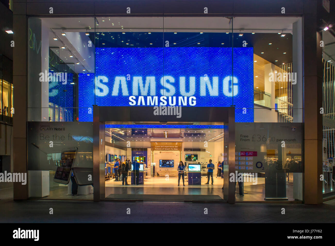 Samsung store hi-res stock photography and images - Alamy