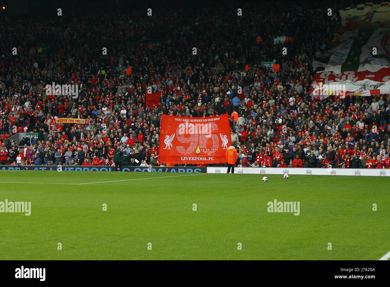 TRIBUTE FLAG TO THE 96 THE KOP THE KOP ANFIELD LIVERPOOL ENGLAND 23 September 2012 Stock Photo