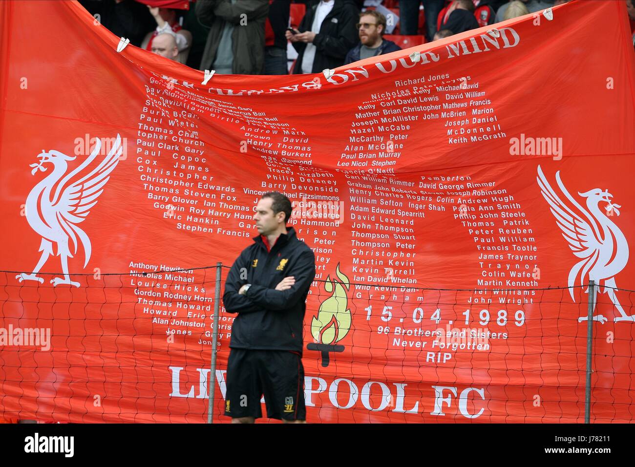 TRIBUTE FLAG TO THE 96 LIVERPOOL V MANCHESTER LIVERPOOL V MANCHESTER UNITED ANFIELD LIVERPOOL ENGLAND 23 September 2012 Stock Photo