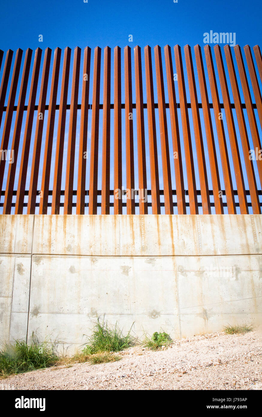 looking up at border wall between united states and mexico Stock Photo ...