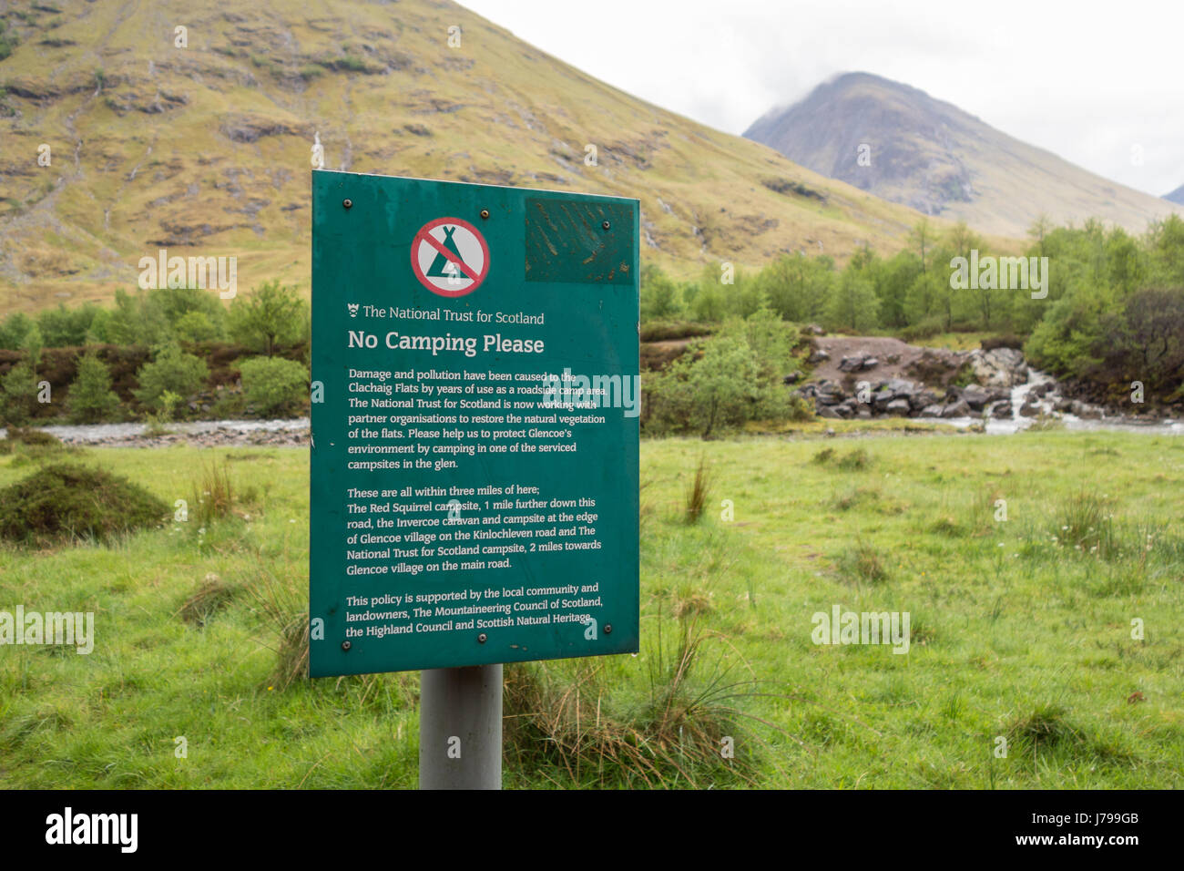 Glencoe wild camping - sign from National Trust for Scotland at Clachaig Flats, Glencoe requesting campers not to camp at Clachaig Flats Stock Photo