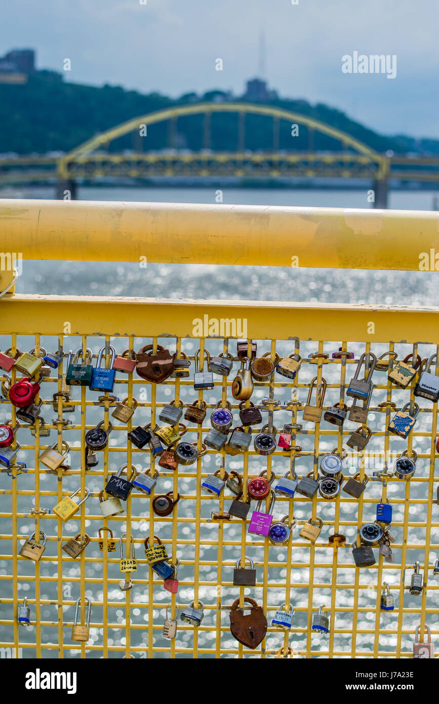 Locks on pittsburgh bridge hires stock photography and images Alamy