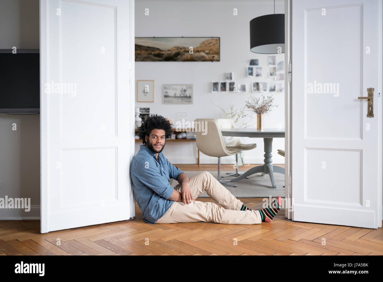 Leaning on door frame hires stock photography and images Alamy