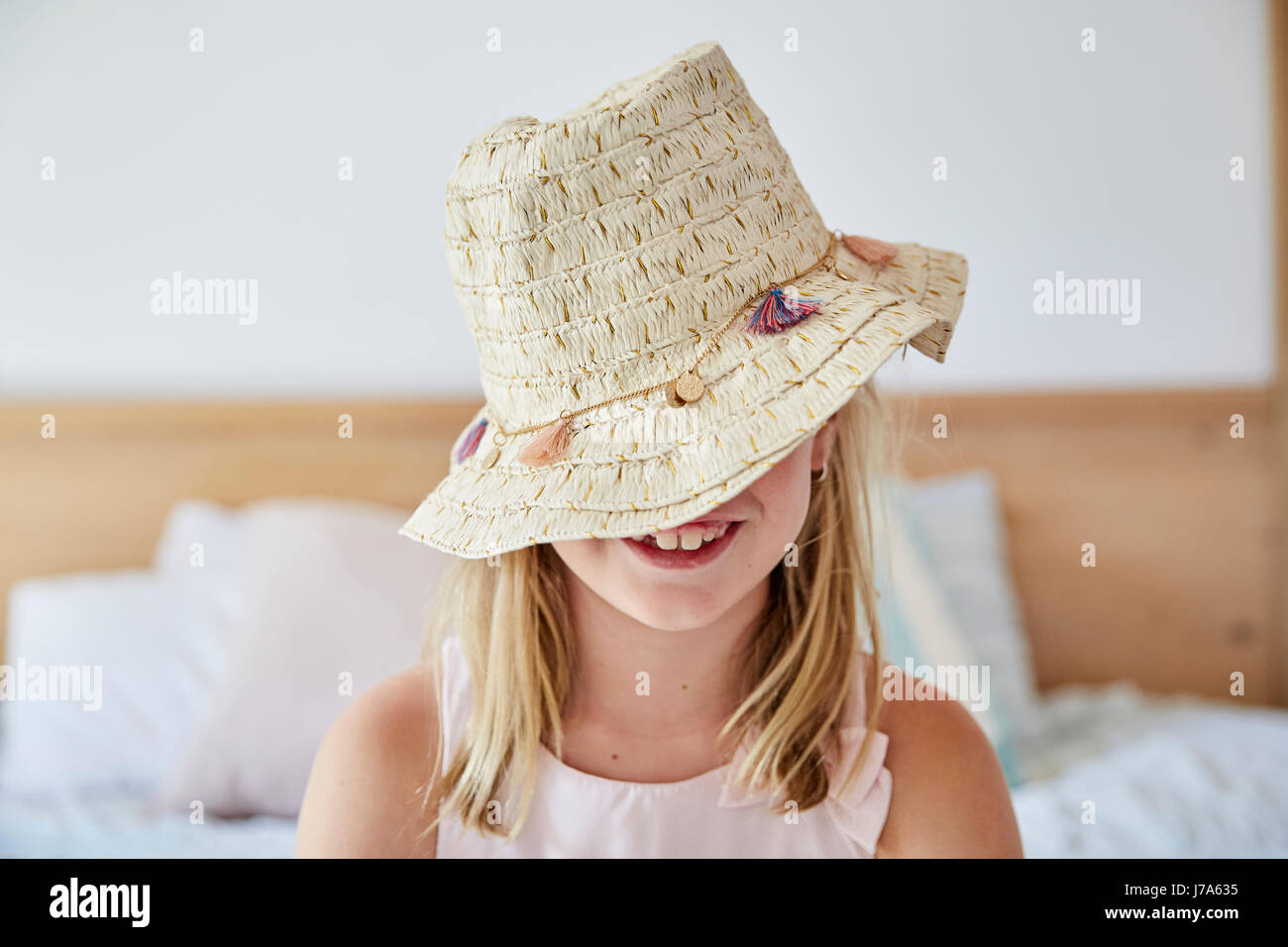 Smiling little girl wearing straw hat Stock Photo - Alamy