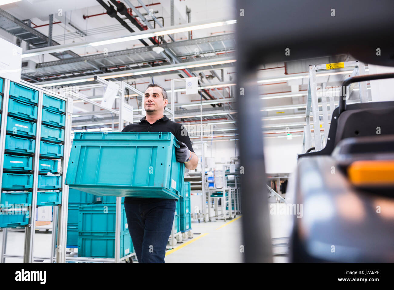 Man loading train hi-res stock photography and images - Alamy