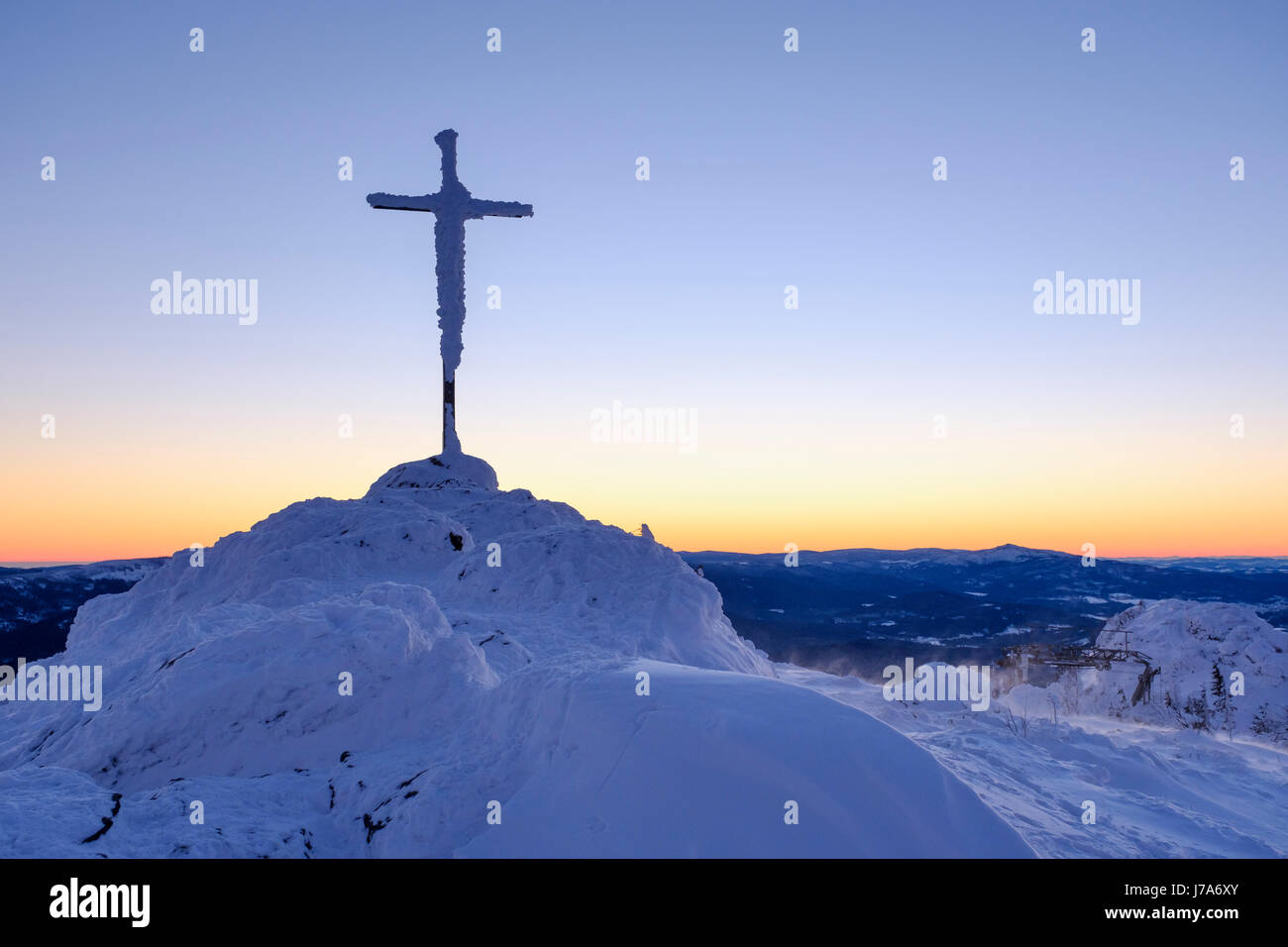 Morgenlicht, Gipfelkreuz im Winter, Großer Arber, Naturpark Bayerischer Wald, Niederbayern, Bayern, Deutschland Stock Photo