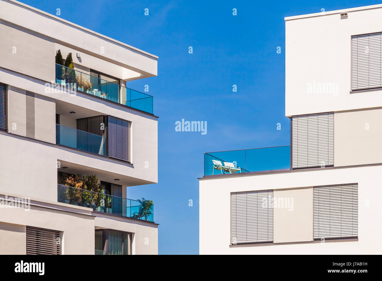Deutschland, Bayern, Neu-Ulm, moderne Mehrfamilienhäuser, Wohnungen, Neubau, moderne Architektur, Balkon, Stühle Stock Photo