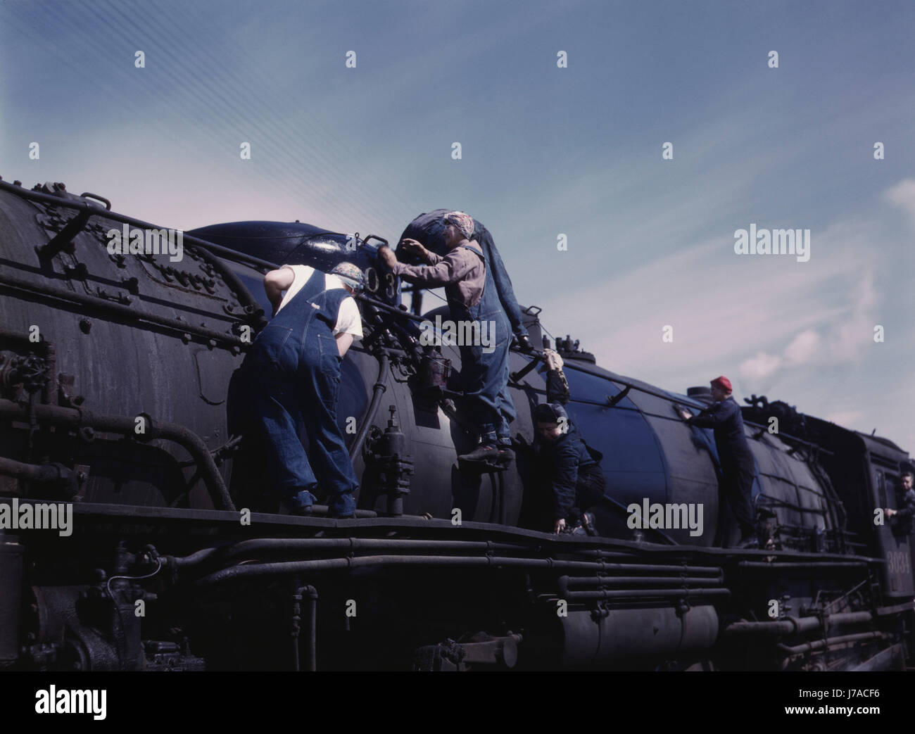 Women cleaning one of the giant H class locomotives, Clinton, Iowa. Stock Photo