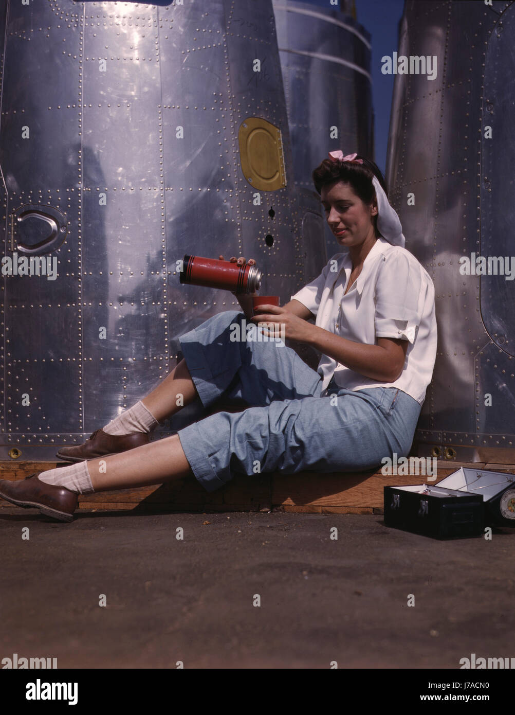 Female worker enjoying lunch at the Douglas Aircraft Company plant, 1942. Stock Photo