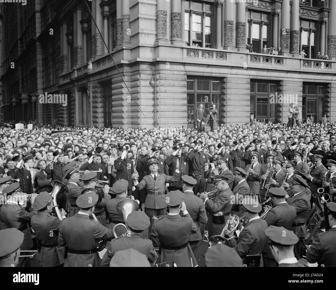 1944 crowd d day madison square hi-res stock photography and images - Alamy