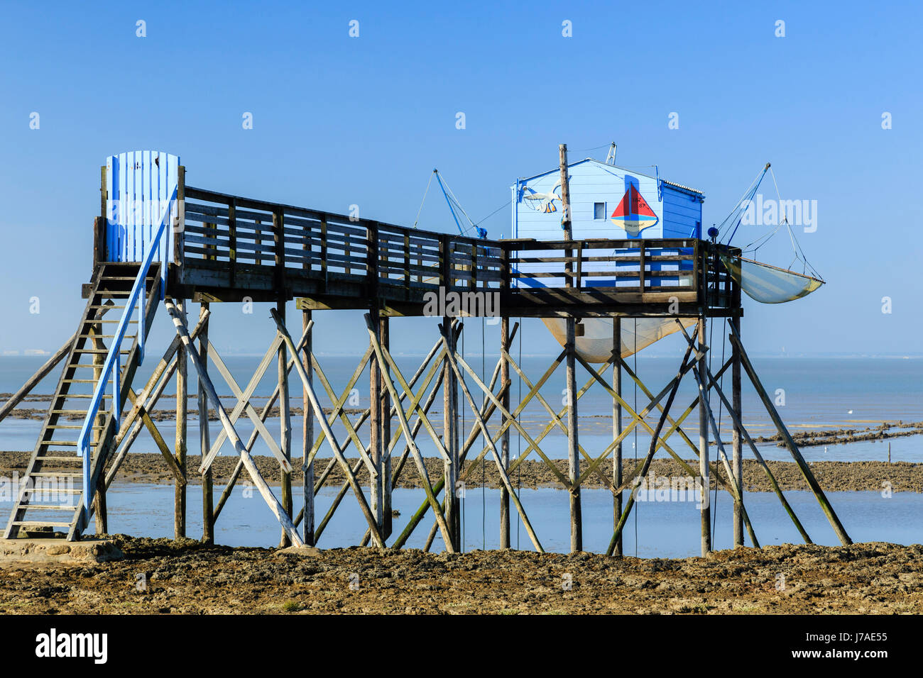 France, Charente Maritime, Port des Barques, Madame island, shore operated lift net at low tide Stock Photo
