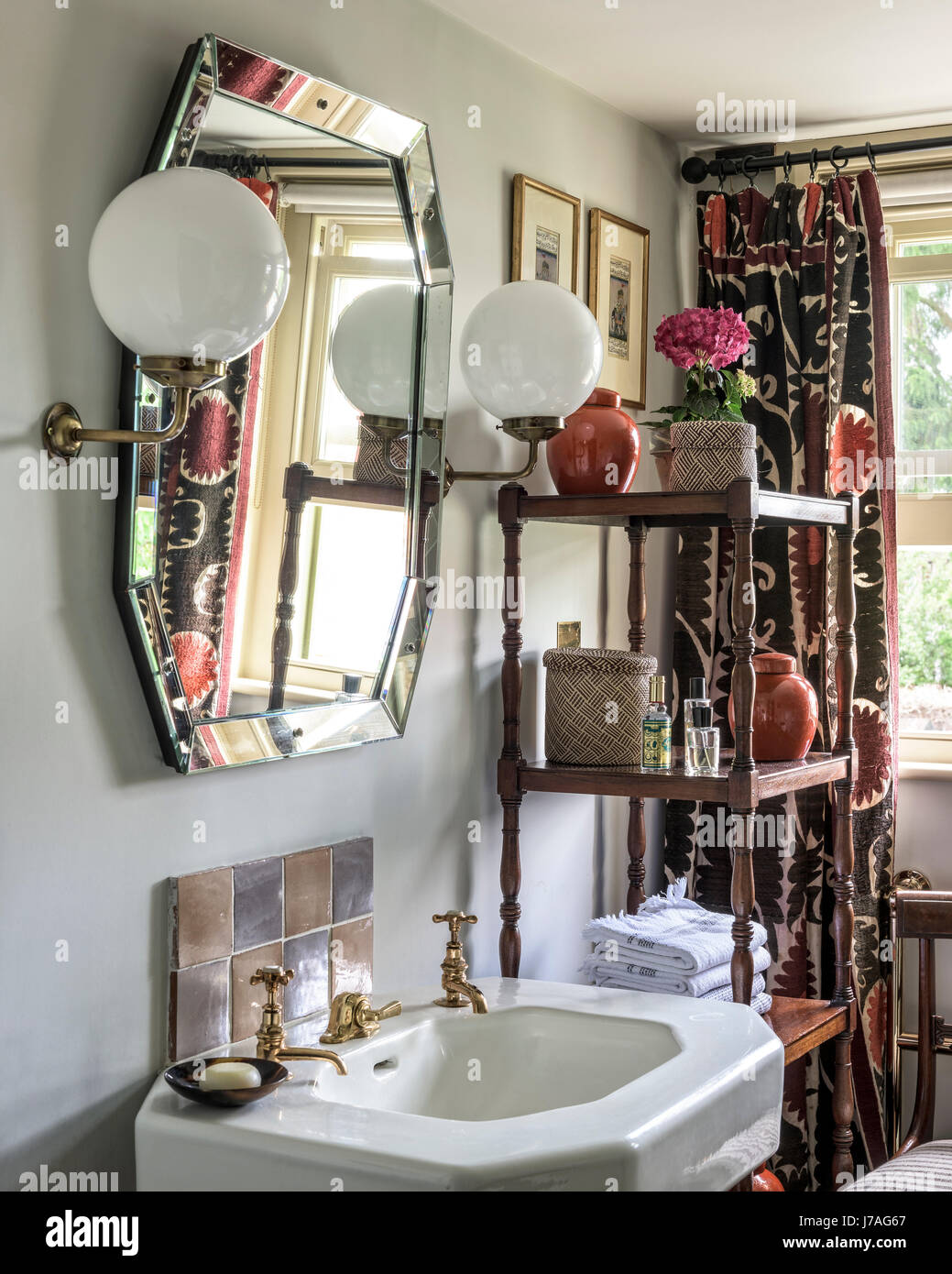 Vintage victorian style bathroom traditional hi-res stock photography ...