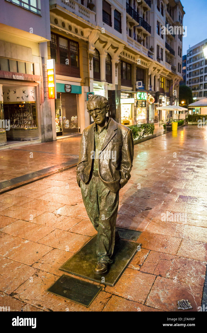 Bronze statue of Woody Allen by Vicente Menéndez-Santarúa, 2003, Calle Milicias Nacionales, Oviedo Asturias Spain Stock Photo