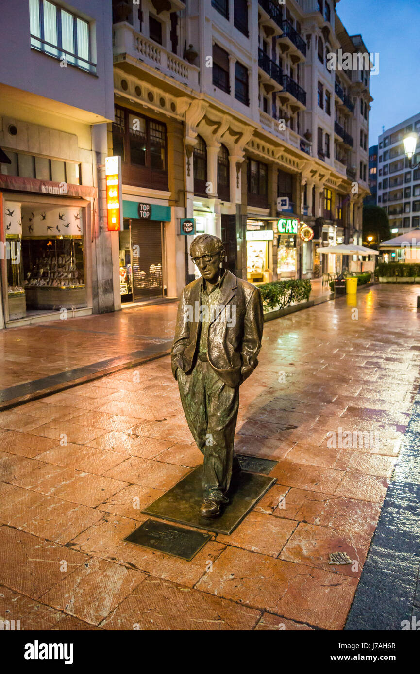 Bronze statue of Woody Allen by Vicente Menéndez-Santarúa, 2003, Calle Milicias Nacionales, Oviedo Asturias Spain Stock Photo