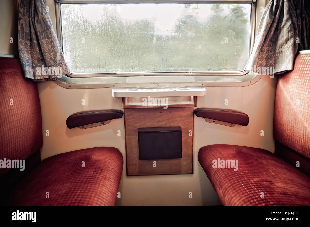 Багажные полки в поезде. Сиденья в поезде. Фирменный поезд иваново-санкт-петербург св вагон. Сидения в купе поезда. Фпк плацкарт 3э.