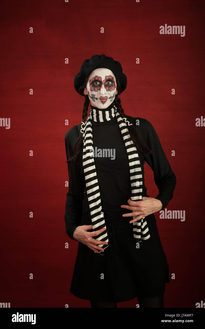 woman lady female clown scary crazy loon actress woman colour lady female  face Stock Photo - Alamy, image size:866x1390