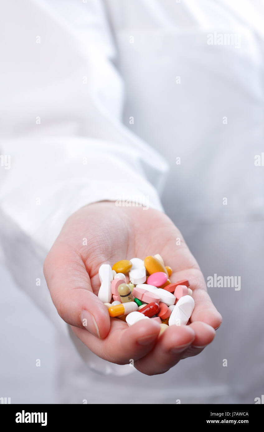 tabletten medikamente apotheke apotheker hand medizin pharmazie arzt geben Stock Photo