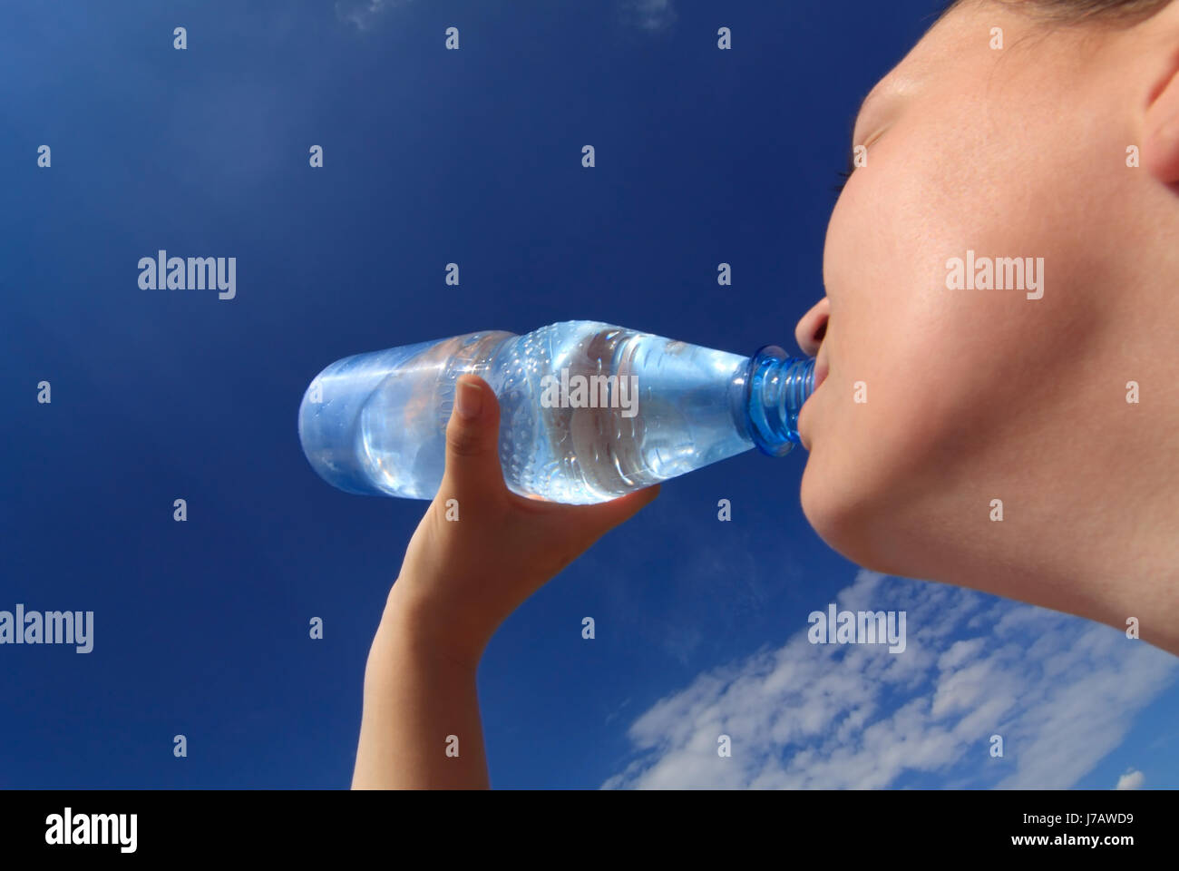 trinken wasser trinken mineralwasser hitze sommer sport erfrischung erfrischen Stock Photo