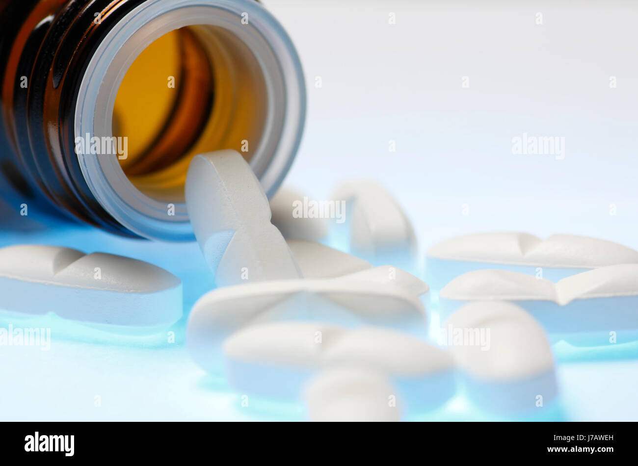pharmaceutical industry tabletten arzneimittel viele wei weie medikamente Stock Photo