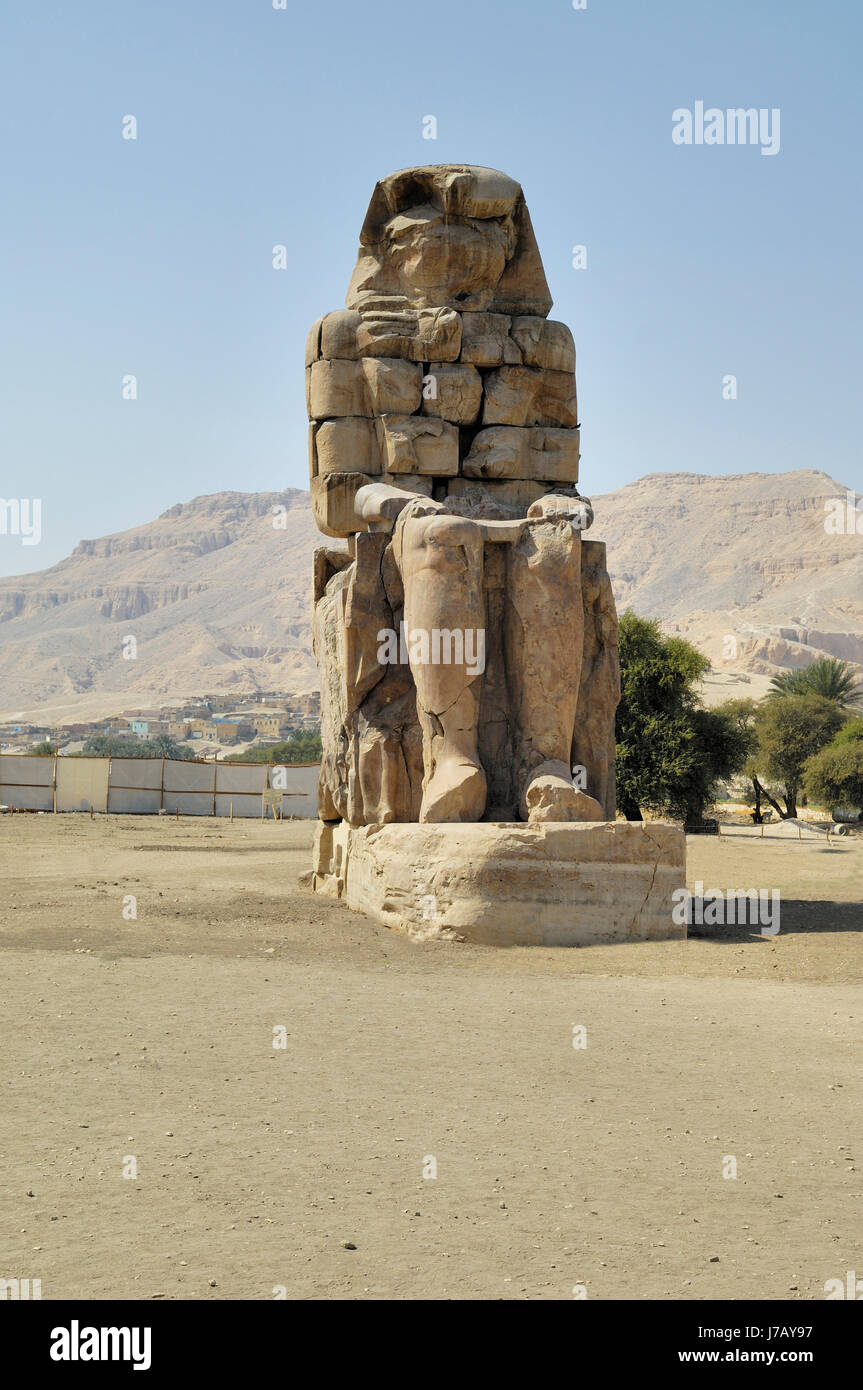 kolosse gypten totentempel alt historisch statuen pharao kolosse gypten Stock Photo