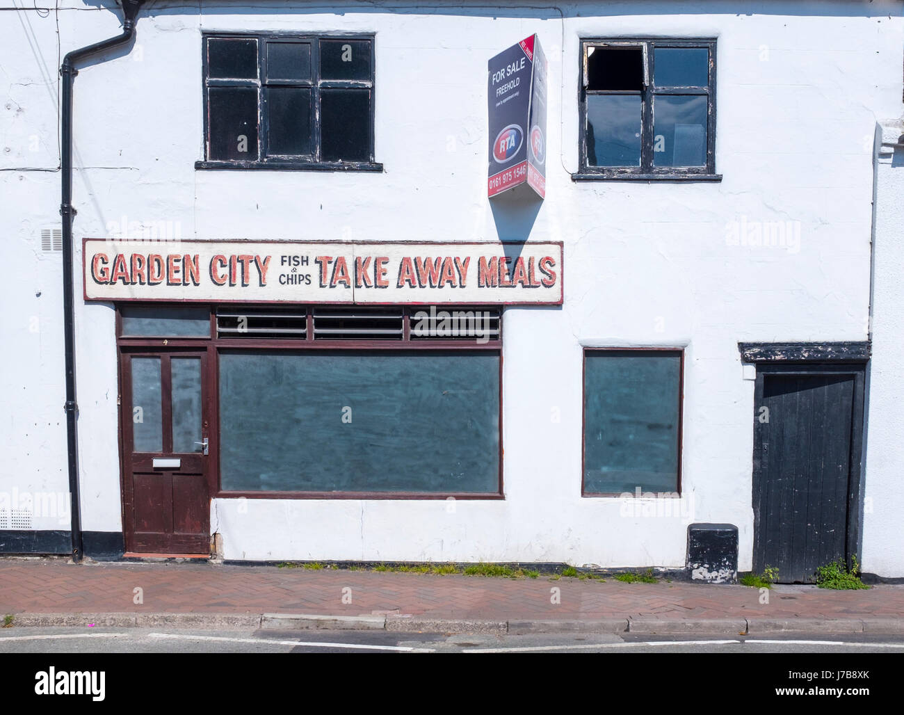 Closed down and for sale takeaway in Sandbach Cheshire UK Stock Photo