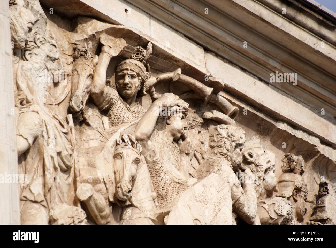 detail detail monument famous stone statue night nighttime arc arch