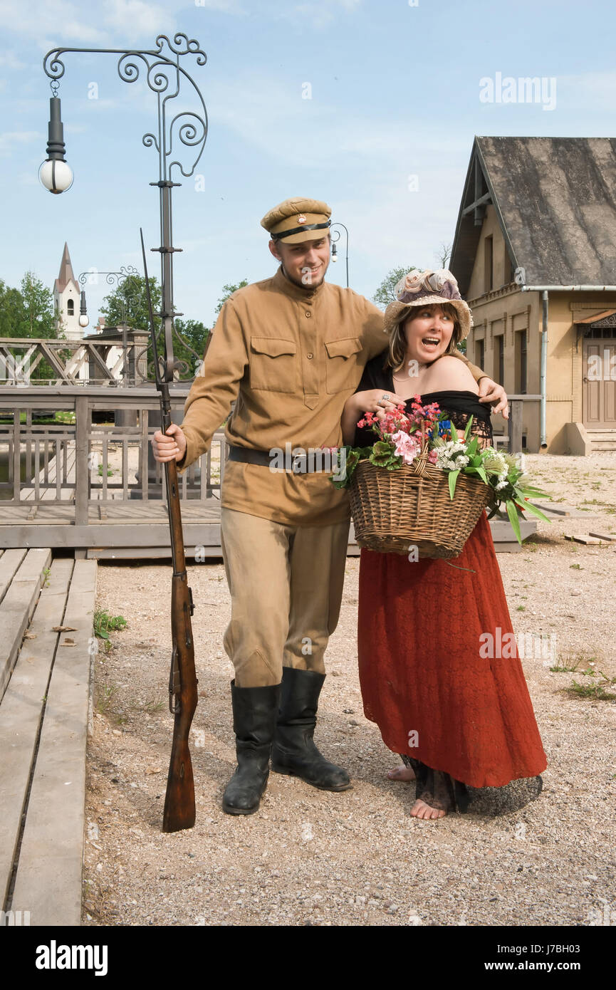 retro couple soldier gun woman frau paar soldat minx military armed army forces Stock Photo