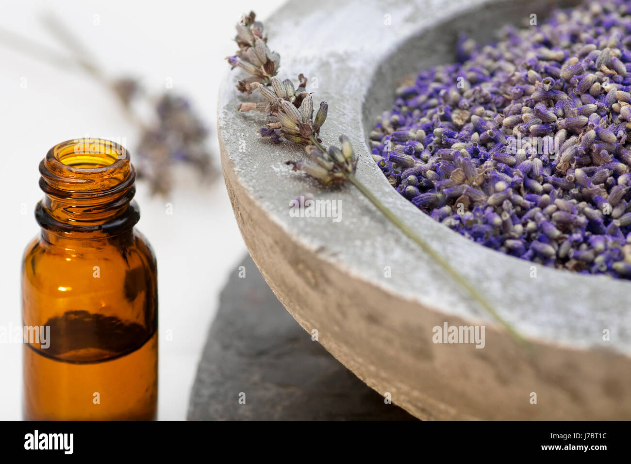 spa wellness aromatherapie lavendel l duftl massagel flasche naturheilkunde spa Stock Photo