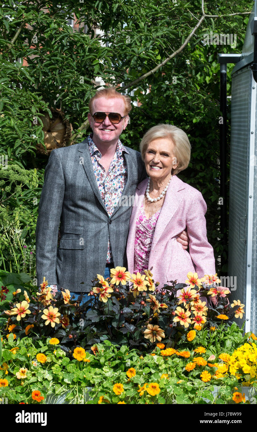 Radio 2 Disc Jockey, Chris Evans with TV personality and cook, Mary Berry in the BBC Radio 2 garden at the RHS Chelsea Flower Show 2017 Stock Photo