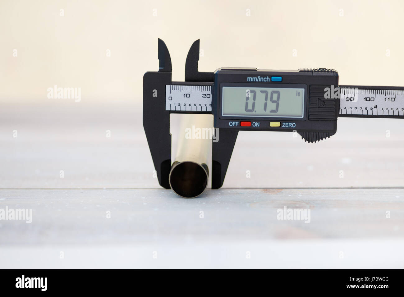 Measurement of the diameter of the metal pipe with a digital caliper